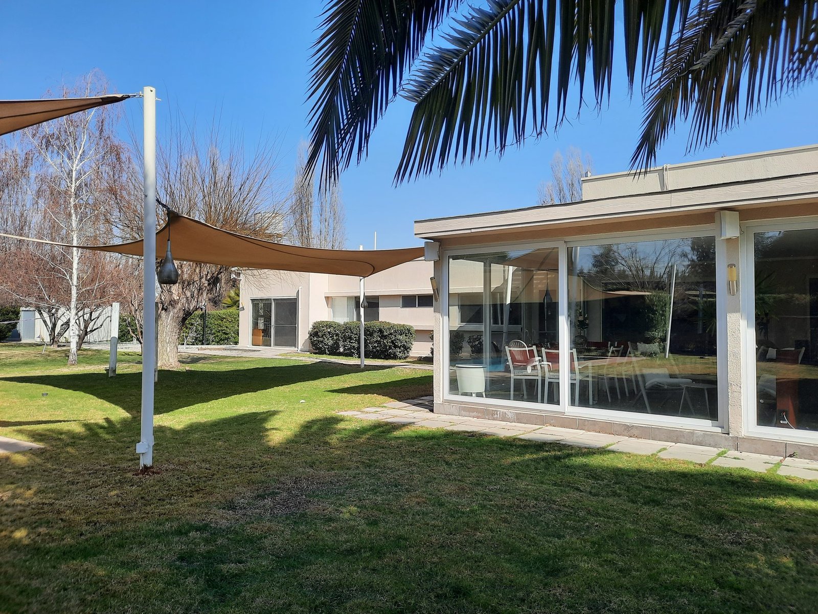 Terraza cubierta con pérgola